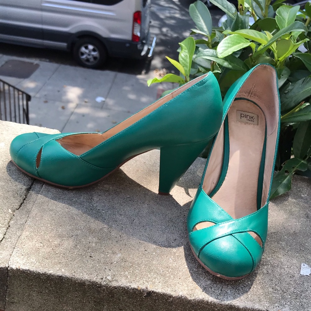 Beautiful leather green heels